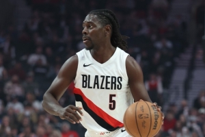 越老越妖！霍勒迪15投10中&三分7中4 无罚球砍下24+5+6