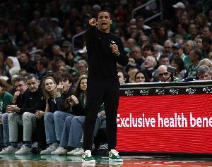 马祖拉：我们靠防守和篮板挺过上半场 每天醒来都要下决心抢篮板