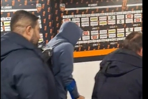 希望无碍，杜埃赛后拄拐离场，此前报道称可能面临长期伤缺