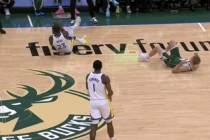 你冷静下!追梦被吹掩护犯规想挑战 科尔无视并换下前者 你冷静下!追梦被吹掩护犯规想挑战 科尔无视并换下前者