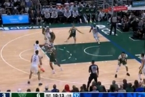 仙人指路！库明加拿球晃开防守 妙传助攻巴特勒轻松上篮打中